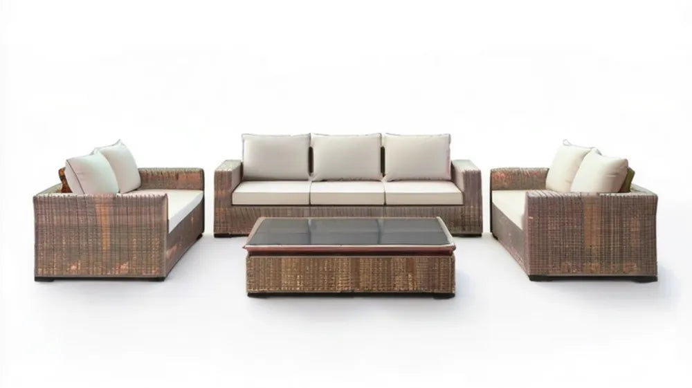 Brązowy zestaw wypoczynkowy z technorattanu: sofa 3-osobowa 200 × 80 × 65 cm, 2 fotele i stolik 120 × 60 × 40 cm z kremowymi poduszkami